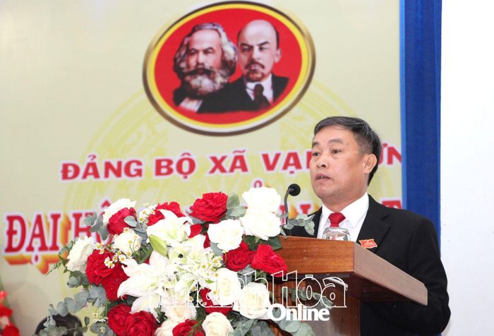 Đồng chí Phạm Huệ - Phó Bí thư Thường trực Đảng ủy xã Vạn Hưng phát biểu khai mạc đại hội.