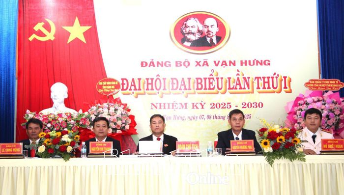 Đoàn Chủ tịch điều hành đại hội.
