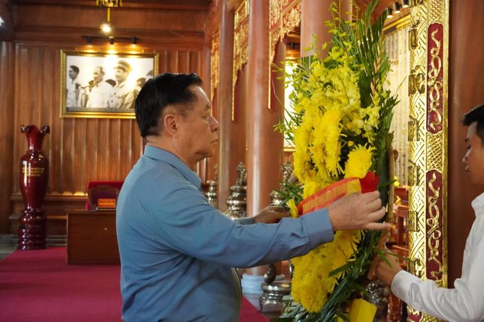 Trưởng Ban Tuyên giáo và Dân vận Trung ương Nguyễn Trọng Nghĩa dâng hương Đền thờ Bác Hồ và các anh hùng liệt sĩ - Ảnh: X.P