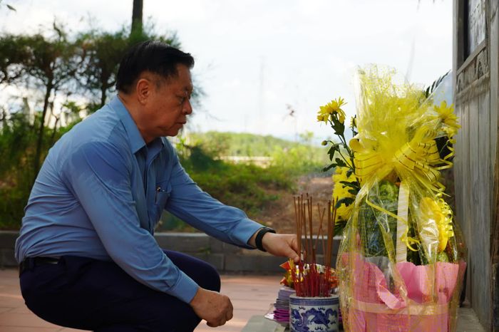 Trưởng Ban Tuyên giáo và Dân vận Trung ương Nguyễn Trọng Nghĩa dâng hương các anh hùng liệt sĩ - Ảnh: X.P