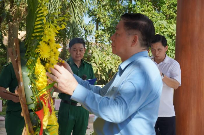 Trưởng Ban Tuyên giáo và Dân vận Trung ương Nguyễn Trọng Nghĩa dâng hoa tại nhà bia tưởng niệm 16 thanh niên xung phong - Ảnh: X.P