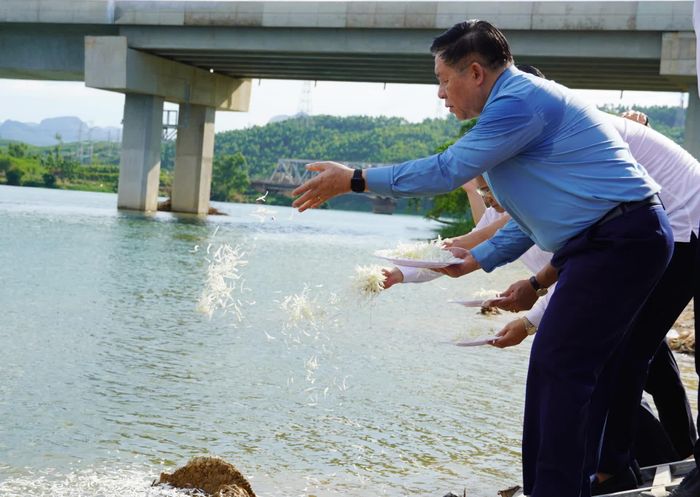 Trưởng Ban Tuyên giáo và Dân vận Trung ương Nguyễn Trọng Nghĩa thả hoa tưởng niệm các anh hùng liệt sĩ tại Bến phà Long Đại - Ảnh: X.P