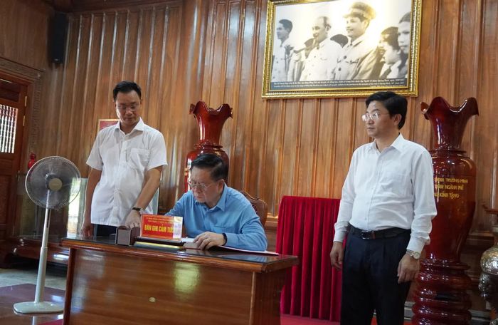Trưởng Ban Tuyên giáo và Dân vận Trung ương Nguyễn Trọng Nghĩa ghi sổ lưu niệm tưởng nhớ công ơn Chủ tịch Hồ Chí Minh và các anh hùng liệt sĩ - Ảnh: X.P