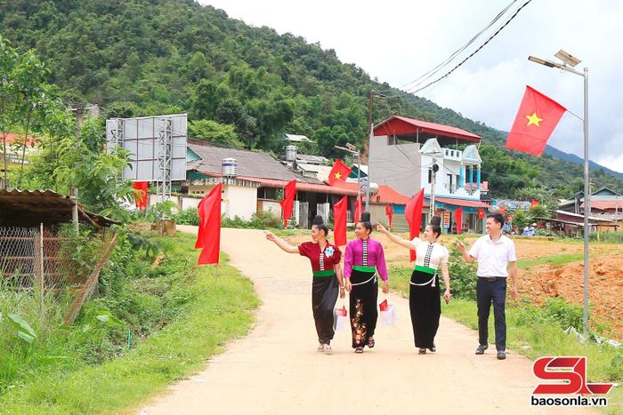 Đường về bản Nong Lạnh được bê tông hóa.