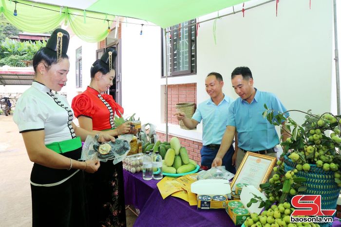 Gian trưng bày sản phẩm nông sản tiêu biểu của xã Long Hẹ tại Đại hội đại biểu Đảng bộ xã lần thứ I, nhiệm kỳ 2025-2030.