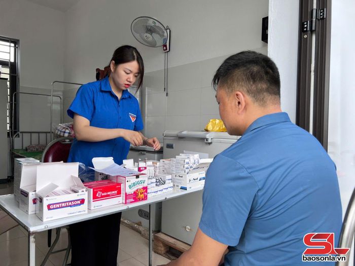 Đoàn Thanh niên Sở Y tế phát thuốc miễn phí cho nhân dân xã Chiềng Khoong.