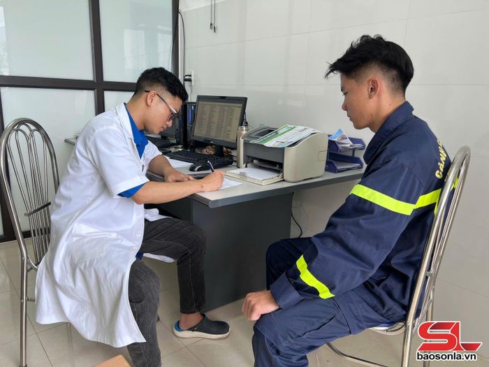 Bác sĩ kê đơn thuốc cho chiến sĩ Tổ Cảnh sát PPCC và cứu nạn cứu hộ, khu vực Sông Mã.