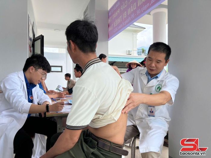 Bác sĩ Bệnh viện Phong và Da liễu tỉnh Sơn La khám bệnh ngoài da cho nhân dân.