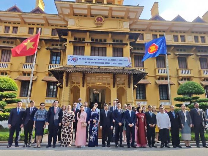 Các đại biểu tham gia lễ thượng cờ. 