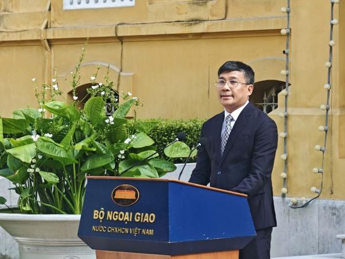Thứ trưởng Thường trực Bộ Ngoại giao Nguyễn Minh Vũ phát biểu tại buổi lễ. 