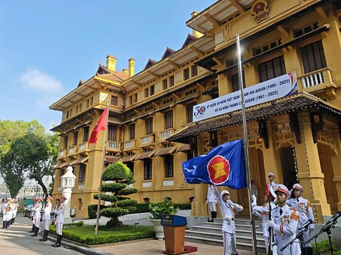 Lá cờ ASEAN tung bay tại Hà Nội. 