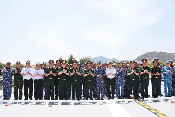 Thượng tướng Nguyễn Văn Nghĩa kiểm tra, chỉ đạo, động viên các lực lượng tham gia luyện tập diễu binh trên biển