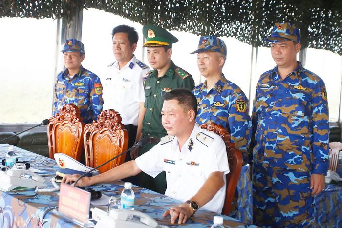 Chuẩn Đô đốc Nguyễn Anh Tuấn, Tư lệnh Vùng 4 chỉ huy các lực lượng luyện tập vận động đội hình diễu binh trên biển.