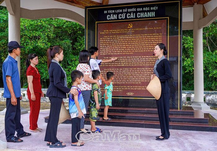 Người dân, thiếu nhi tìm hiểu lịch sử tại Di tích lịch sử Quốc gia đặc biệt Căn cứ Cái Chanh.