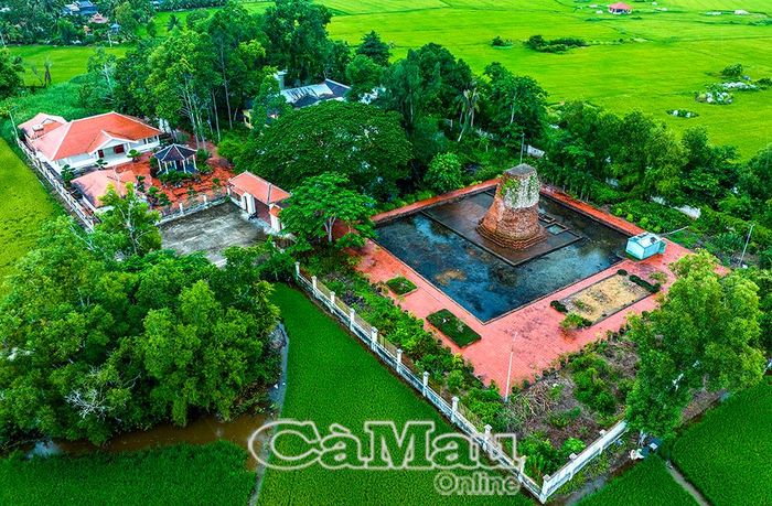 Quần thể Di tích Quốc gia đặc biệt Tháp Vĩnh Hưng.