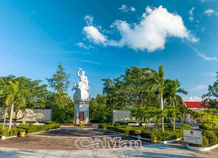Di tích Quốc gia đặc biệt Đường Hồ Chí Minh trên biển - Bến Vàm Lũng (Cà Mau) gắn liền với lịch sử Đoàn tàu không số. Từ năm 1962-1970, bến Vàm Lũng tiếp nhận 75 tàu, với trên 4.400 tấn vũ khí, trang thiết bị chi viện cho chiến trường miền Nam.