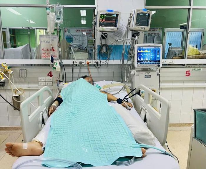 Bệnh nhân H.T.M. và M.T.N.Q. điều trị tại Bệnh viện Bệnh Nhiệt đới TPHCM. Ảnh: BVCC.