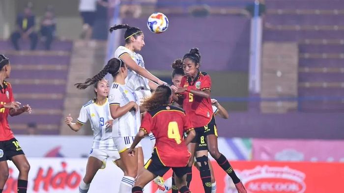 Nhà đương kim vô địch Đông Nam Á, tuyển nữ Philippines thắng dễ Đông Timor 7-0 vẫn chưa chắc vào bán kết. Ảnh: CCT.