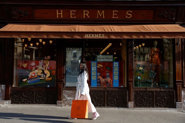  Trong khi Hermès nổi tiếng với sự thanh lịch kín đáo, người tiêu dùng hiện nay lại bị thu hút bởi những câu chuyện thương hiệu táo bạo. Ảnh minh họa: Abdul Saboor/Reuters.