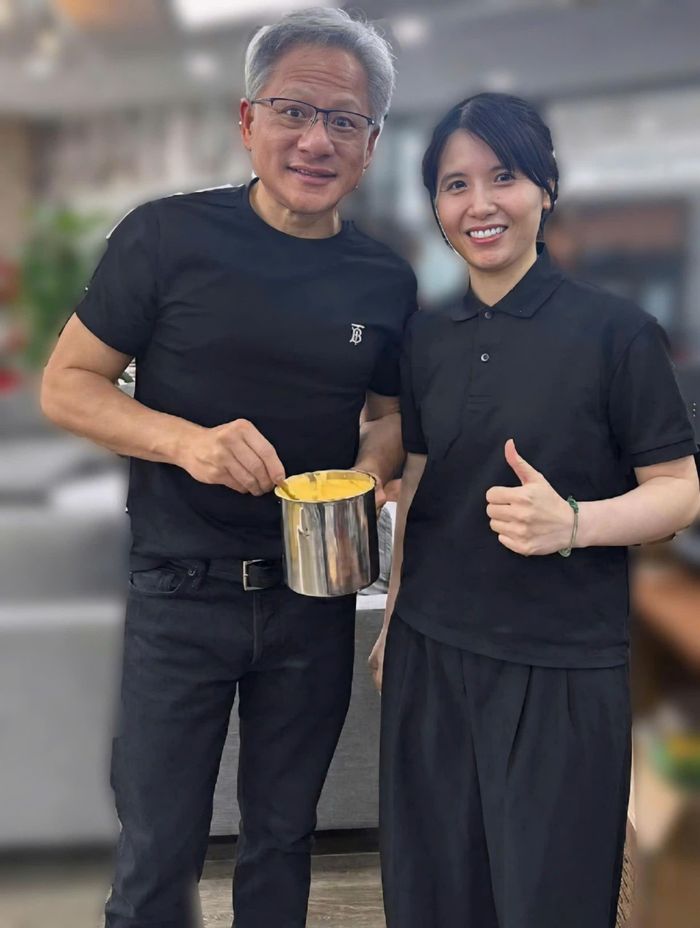 Tim Cook (bên trái) và CEO Tập đoàn Công nghệ Nvidia thăm Việt Nam, uống cà phê trứng, năm 2024. Ảnh: Tim Cook, Cà phê Giảng.