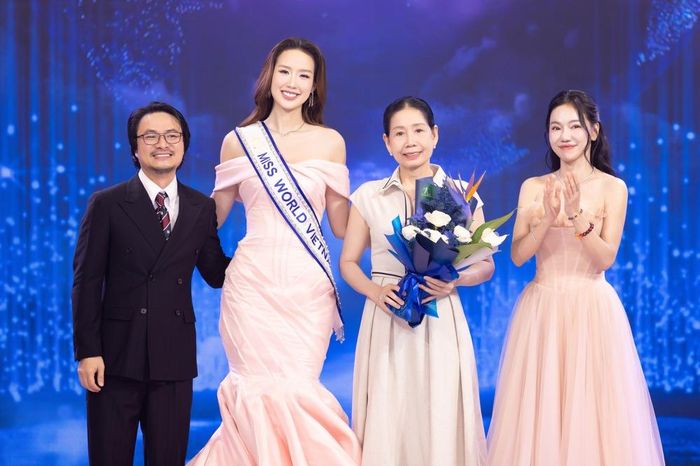 Đạo diễn Hoàng Nhật Nam và bà Phạm Kim Dung tặng hoa cho Hoa hậu Bảo Ngọc và mẹ