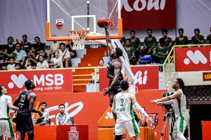  Karachi Edo úp rổ ghi điểm cho Danang Dragons. (Ảnh: VBA) 