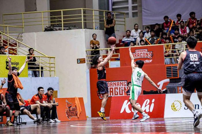  Kyan Washington lập công ở vạch ba điểm. (Ảnh: VBA) 