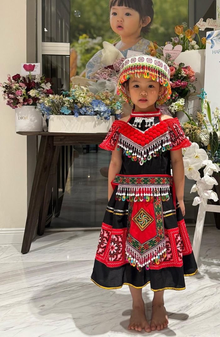 So với ngoại hình là "bản sao" của bố ngày bé, giờ đây con gái Cường Đô La trông giống mẹ nhiều hơn. Ảnh: FB Đàm Thu Trang