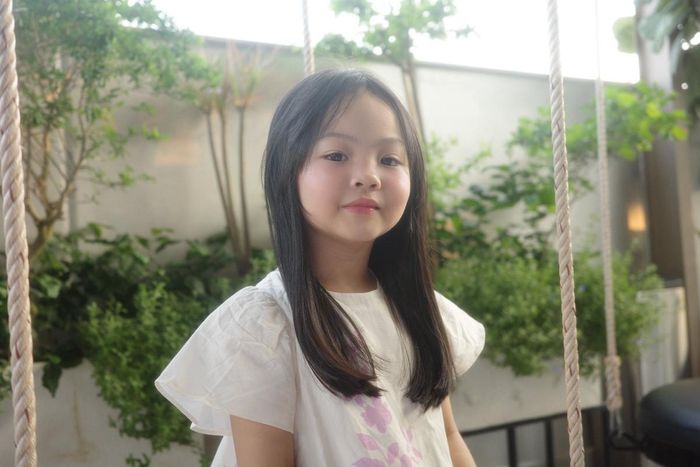 Làm chị ở tuổi lên ba, Suchin sớm hiểu chuyện, biết đỡ đần bố mẹ chăm em. Đàm Thu Trang thường xuyên chia sẻ cô thấy "tan chảy" vì sự đáng yêu của con gái, luôn bày tỏ tình yêu với mẹ. Ảnh: FB Đàm Thu Trang