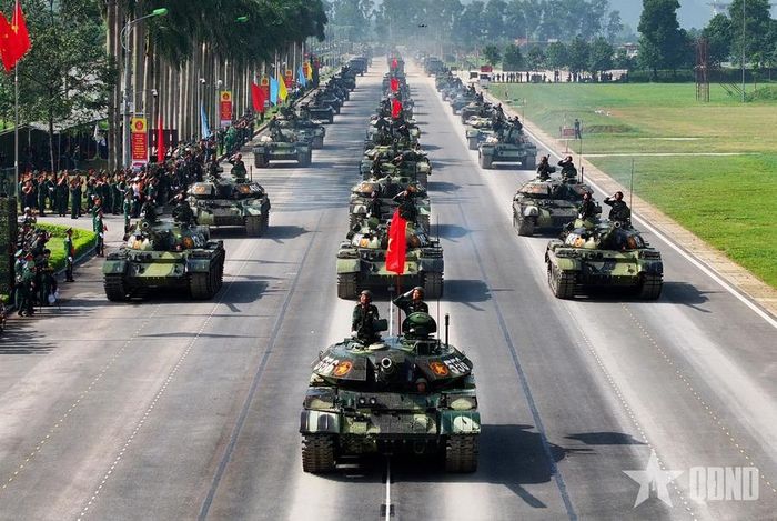  Khối xe tăng hành tiến tại buổi tổng hợp luyện diễu binh, diễu hành lần thứ nhất ngày 17/7. Ảnh: Báo Quân đội Nhân dân. 