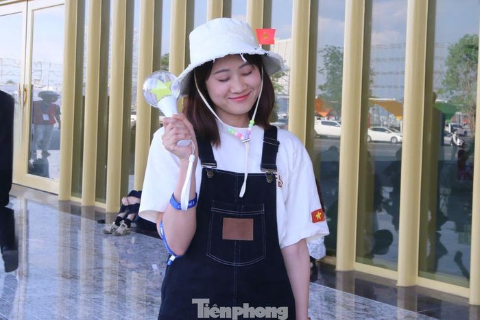  Bạn Nguyễn Thị Thúy (phải) đi từ Hải Phòng lên Thủ đô để xem concert. Cô gái sinh năm 1997 cho biết từng tham gia nhiều buổi hòa nhạc, nhưng vẫn nguyên cảm giác háo hức khi đến V Concert. Cô trang bị cho mình đầy đủ từ mũ gắn cờ Tổ quốc, áo in chữ tiêu ngữ "Độc lập - Tự do - Hạnh phúc" và lightstick có ngôi sao vàng. 