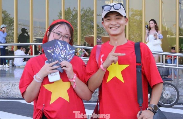  Không chỉ Diệu Huyền mà nhiều khán giả tham dự V Concert cũng chọn mặc trang phục cờ đỏ sao vàng, hoặc chuẩn bị phụ kiện cờ đỏ sao vàng. Ngoài ra, cũng có không ít bạn trẻ lựa chọn trang phục có tiêu ngữ của Việt Nam "Độc lập - Tự do - Hạnh phúc". 