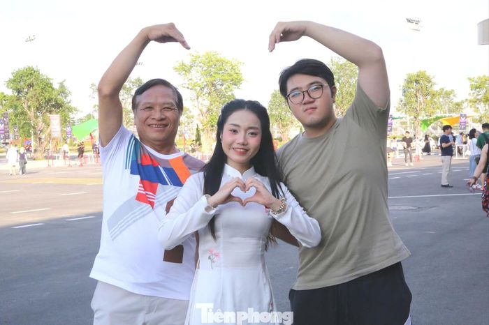  Trang phục đi concert của nhiều người có sự thay đổi. Thay vì diện những bộ trang phục thời thượng, hợp mốt, nhiều người lại lựa chọn áo dài. Diệu Huyền (TPHCM) lựa chọn áo dài khi đi V Concert - Rạng rỡ Việt Nam. Cô cùng bố và em trai bay từ TPHCM ra Hà Nội vào tối ngày 8/8 chỉ để xem V Concert. "Tôi và tự hào khi được đến một đêm nhạc tràn đầy tinh thần dân tộc", Diệu Huyền nói. 