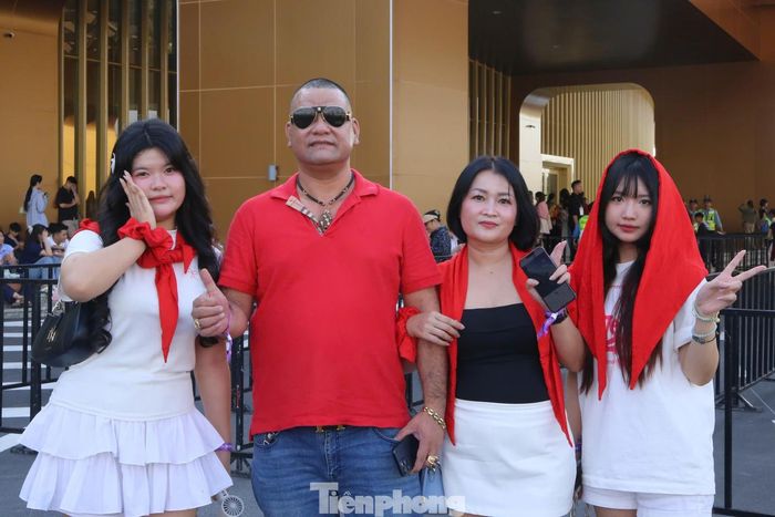  Nhiều khán giả cho biết dù hơi mệt vì nắng nóng, nhưng tất cả đều thấy vui vì được hòa trong không khí hạnh phúc, hào hùng trong những ngày đại lễ của đất nước. 