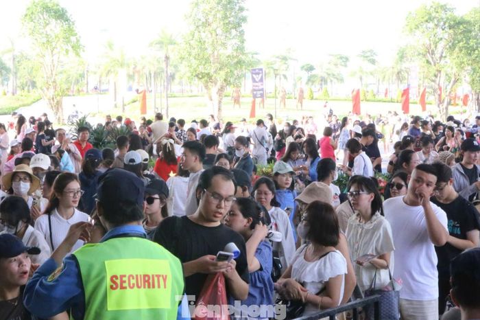  Khu vực đổi vòng tay luôn trong tình trạng chật kín người. Càng sát giờ diễn ra concert, khu vực này càng trở nên đông đúc. Bảo vệ khu vực liên tục điều phối dòng người để tránh tình trạng chen lấn, xô đẩy khi đổi vòng tay vào sân khấu. 