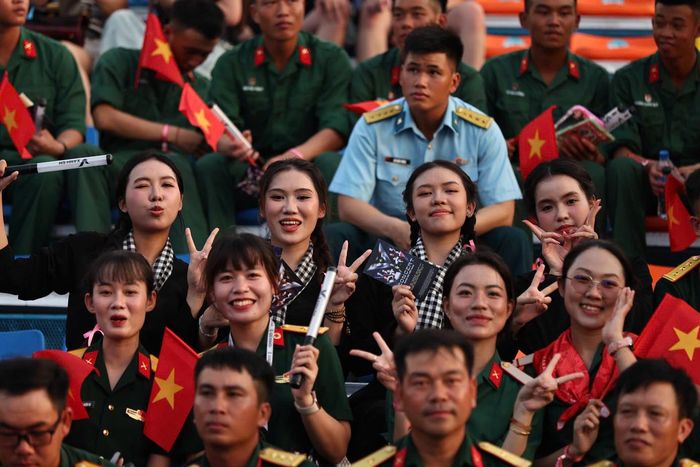  Đến 18h, sân khấu V Concert dần được lấp kín. Khán giả hào hứng chụp ảnh checkin trong sân. BTC V Concert tặng vé xem concert như món quà tinh thần dành cho những quân nhân đang thực luyện tập cho lễ kỷ niệm, diễu binh, diễu hành 80 năm Cách mạng Tháng Tám thành công và Quốc khánh 2/9. 