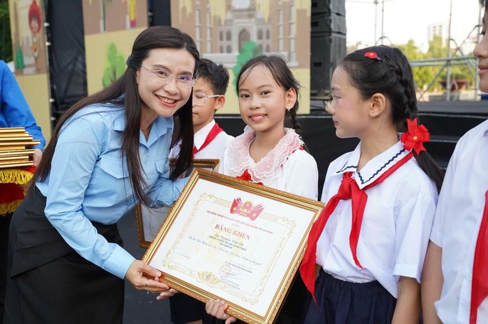  Chị Nguyễn Phạm Duy Trang - Bí thư T.Ư Đoàn, Chủ tịch Hội đồng Đội T.Ư tặng Bằng khen cho đội viên đạt giải Nhì của cuộc thi. 