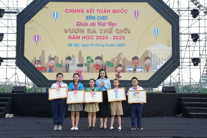  Chung kết toàn quốc, tổng kết và trao giải thưởng Sân chơi “Thiếu nhi Việt Nam - Vươn ra thế giới” đã thu hút những đội viên có hiểu biết đa dạng, phong phú về các quốc gia trên thế giới qua cách thể hiện sinh động. 