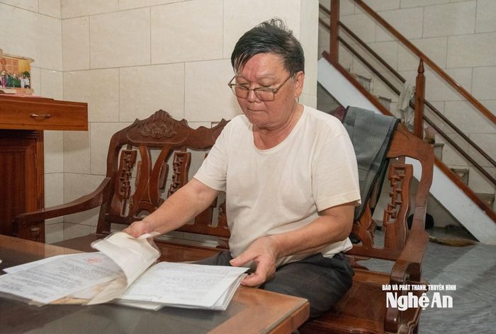 Ông Phạm Bá Cảnh cùng những giấy tờ chứng nhận tham gia kháng chiến. Ảnh: Minh Quân
