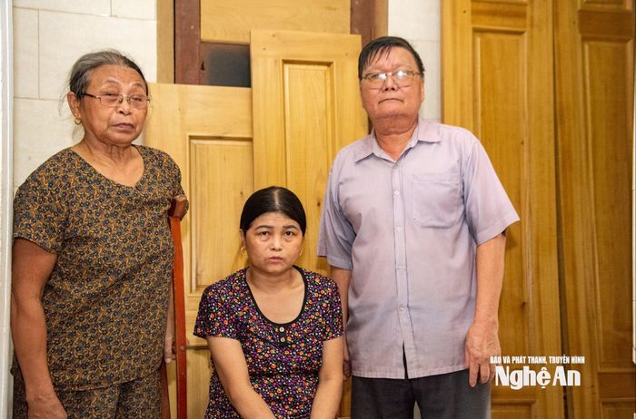 Ông Phạm Bá Cảnh cùng vợ - bà Nguyễn Thị Vân và con gái thứ hai - chị Phạm Thị Thủy. Ảnh: Minh Quân