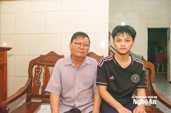 Ông Phạm Bá Cảnh cùng cháu nội Phạm Bá Trọng - Sinh viên Trường Đại học Y Hà Nội, á khoa khối B toàn quốc năm 2024. Ảnh: Minh Quân