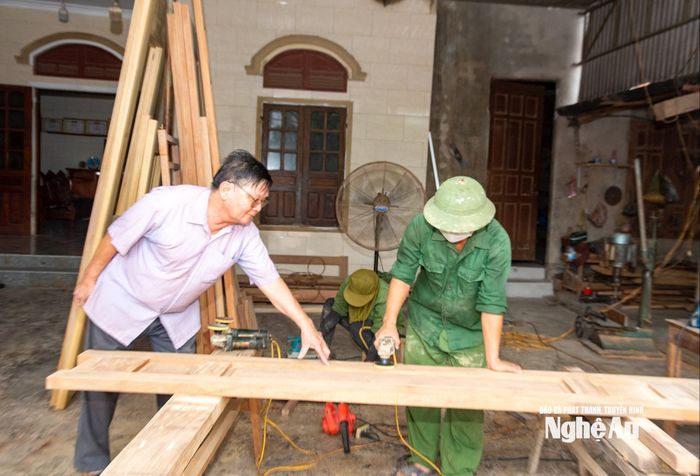 Ông Phạm Bá Cảnh hướng dẫn thợ làm mộc. Ảnh: Minh Quân