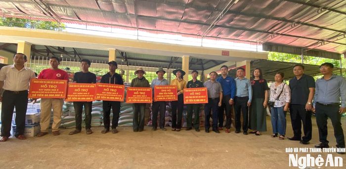 Lãnh đạo Ban Tuyên giáo và Dân vận Tỉnh ủy chia sẻ, hỗ trợ, động viên chính quyền, lực lượng chức năng và người dân xã Nhôn Mai. Ảnh: Võ Đức