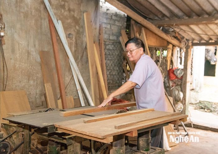 Ở tuổi 72 ông Phạm Bá Cảnh vẫn tham gia sản xuất tại xưởng mộc. Ảnh: Minh Quân