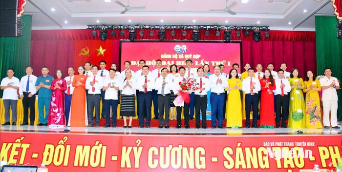Đồng chí Nguyễn Như Khôi - Ủy viên Ban Chấp hành Đảng bộ tỉnh, Phó Chủ tịch HĐND tỉnh tặng hoa chúc mừng 31 đồng chí được chỉ định tham gia Ban Chấp hành Đảng bộ xã Quỳ Hợp nhiệm kỳ 2025-2030. Ảnh: Thu Hương