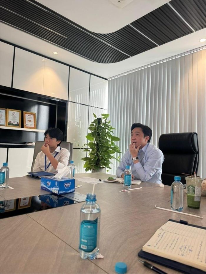  Bức ảnh gây sốt khi ghi lại dáng ngồi và phong thái "bản sao y chang bản chính" của Cường Đô La và Subeo 