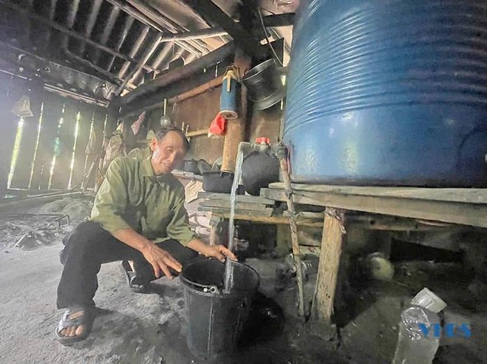 Ông Tráng Khái Dùng, hộ nghèo của bản được hỗ trợ téc nước dự trữ nước sinh hoạt của Nhà nước.