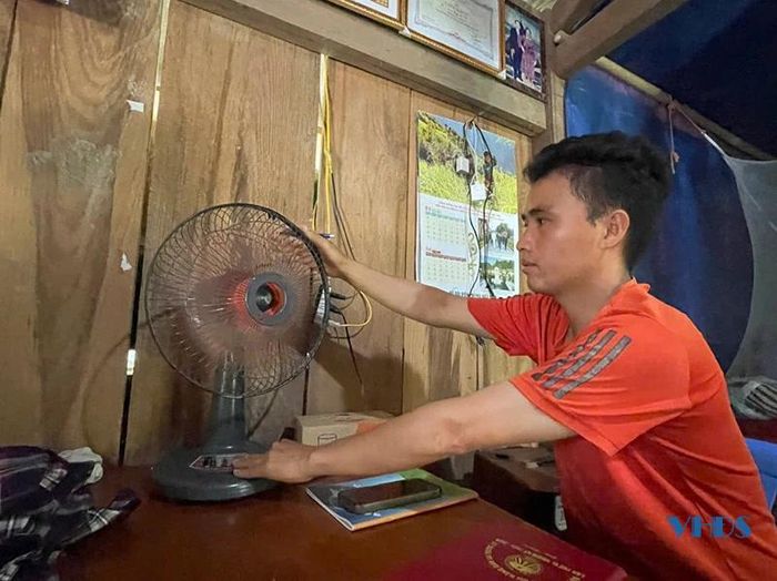 Gia đình Bí thư chi bộ bản Tung Tráng A Páo sử dụng quạt chạy bằng tua bin nước.