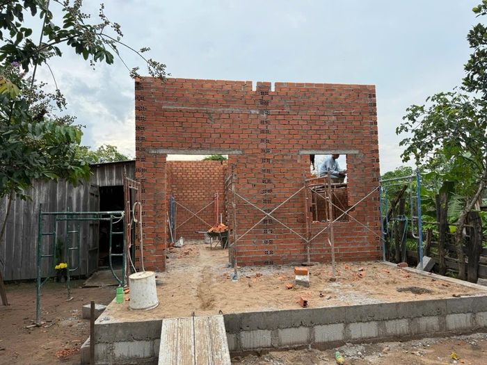 Một trong những căn nhà còn lại đang được xây dựng