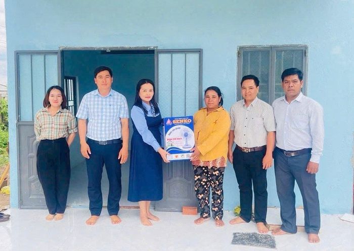 Trao quà cho hộ Nguyễn Thị Tỉnh trong dịp bàn giao nhà mới